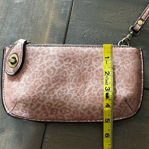 ✨5/$25✨Pink cheetah print wristlet - Picture 4 of 7
